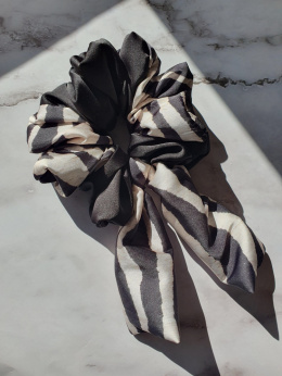 Satynowa gumka scrunchie MIDI ze wstążka